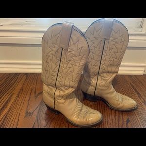 Beautiful tan cowboy boots!